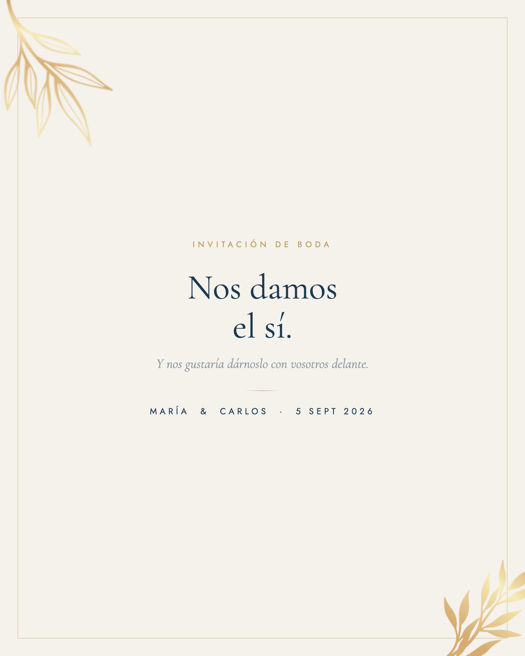 Frase corta de invitación de boda en un diseño elegante de Qelebra, con tipografía serif y detalles dorados